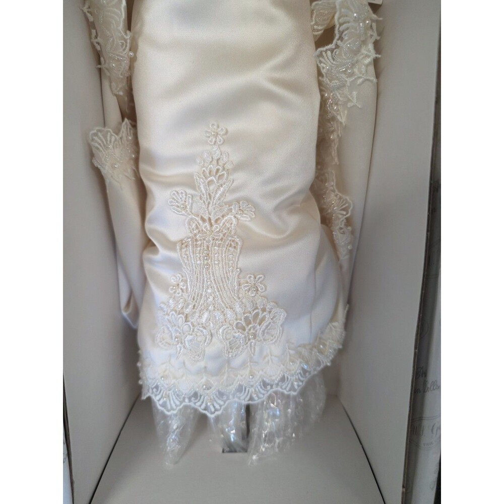 The 1980's Bride Doll JENNIFER By Ellen Williams 18” Ivory Dress Stand & Flowers - Picture 4 of 8